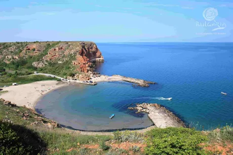 Plajă liniștită în Bulgaria, ideală pentru vacanțe de vară.