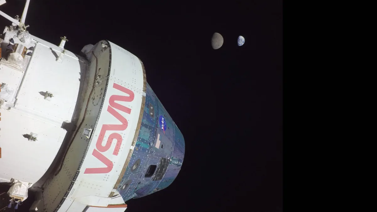 Capsula Orion în apropierea Lunii și Pământului în fundal.