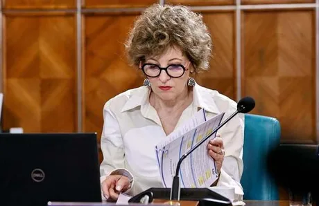 Vicepremierul analizează documente importante pentru votul parlamentar.
