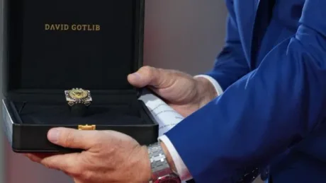 Inel masiv cu diamante, prezentat ca un cadou diplomatic special.