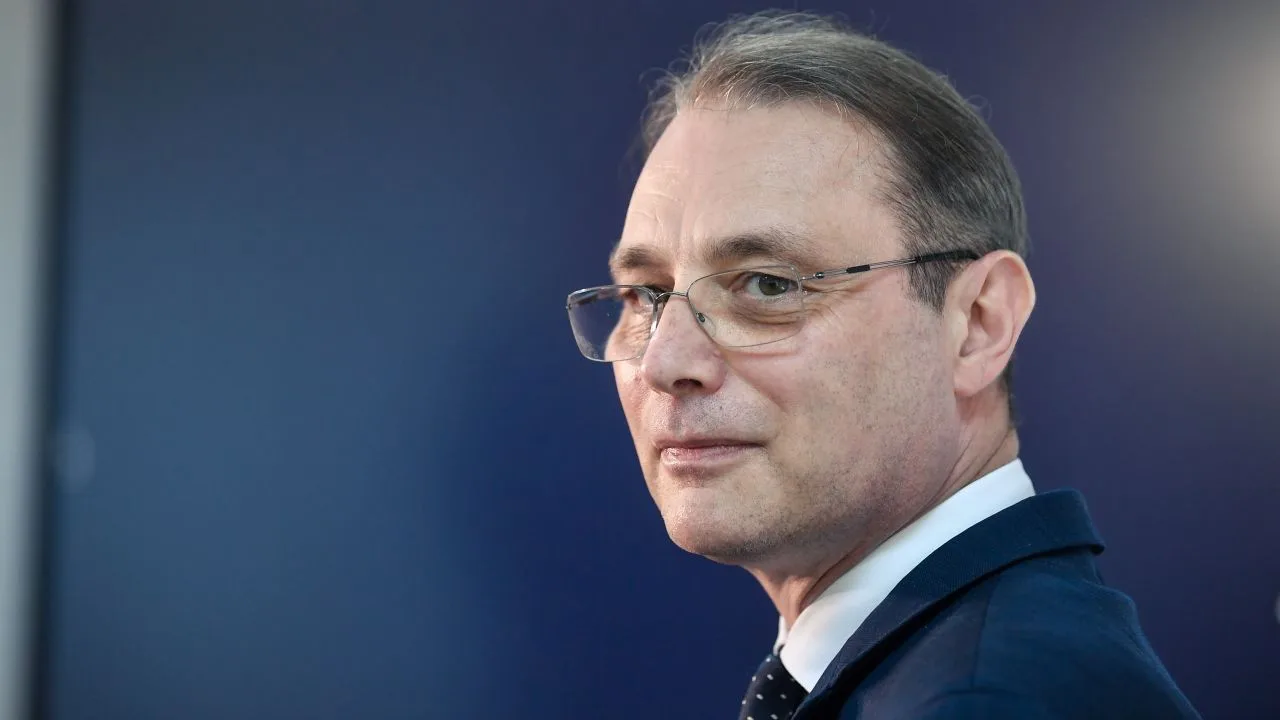 Luca Niculescu discutând despre formarea noului guvern în România.