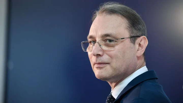 Luca Niculescu discutând despre formarea noului guvern în România.
