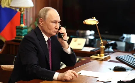 Vladimir Putin discutând la birou, în contextul crizei economice din Rusia.