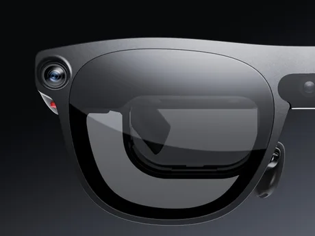 Ochelari Aura Xreal cu lentile see-through și camere integrate.