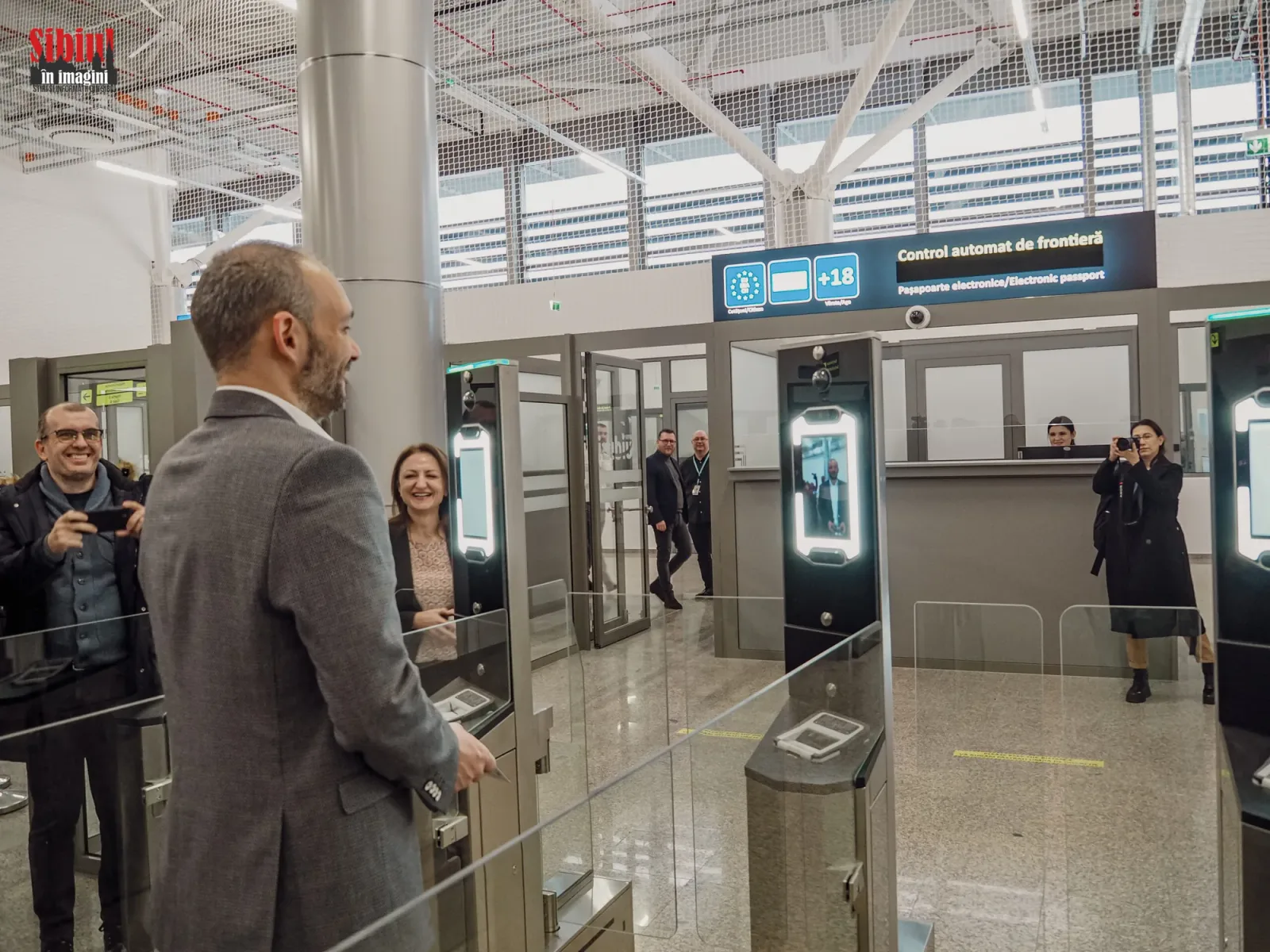Control automat la aeroport, tehnologie modernă de securitate.