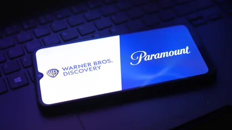 Logo-urile Paramount și Warner Bros pe un ecran de telefon mobil.