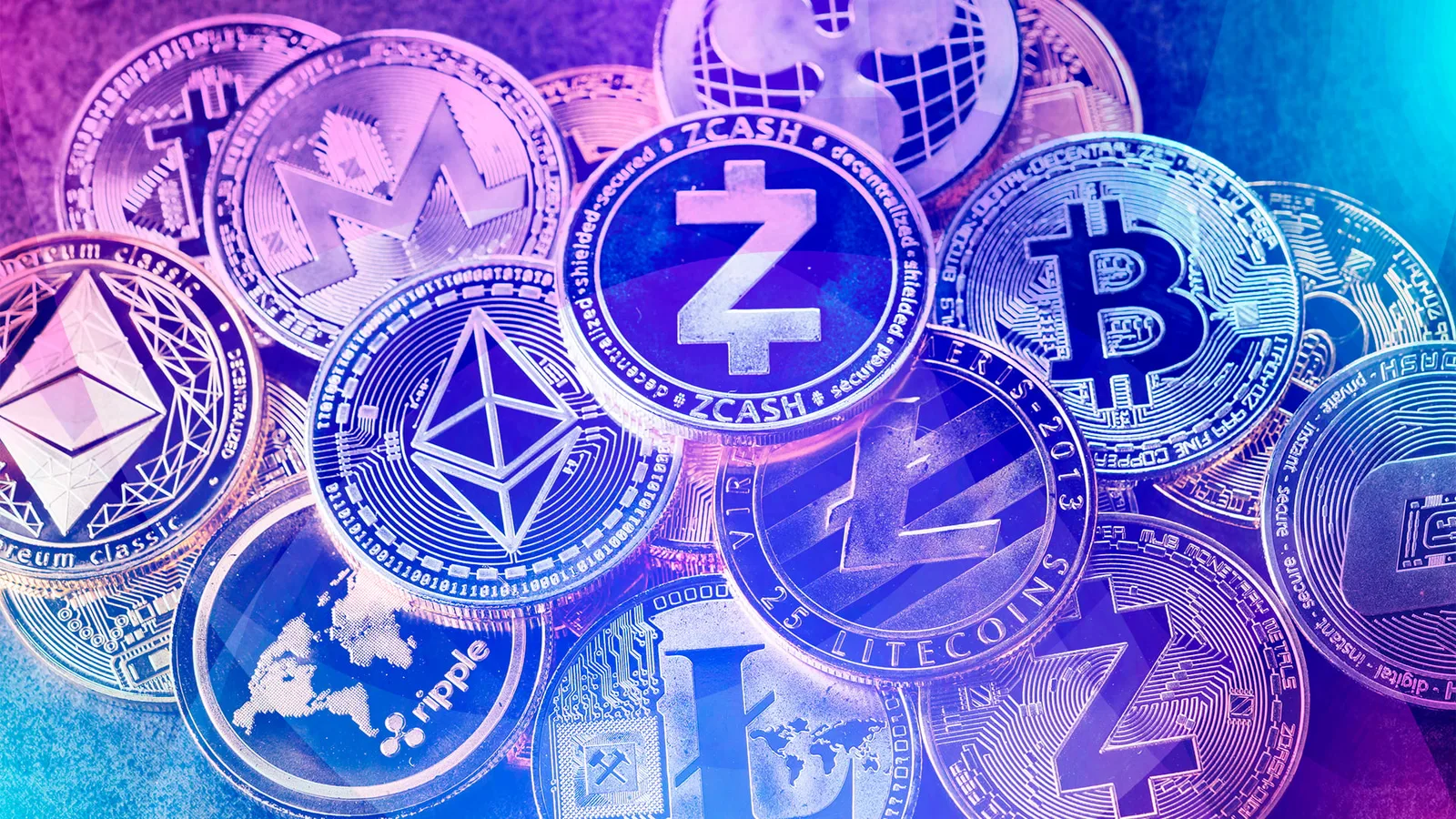 Diverse monede cripto aranjate artistic pe o suprafață colorată.