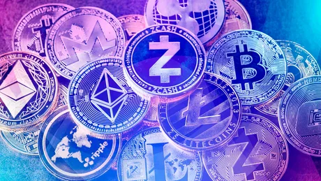 Diverse monede cripto aranjate artistic pe o suprafață colorată.