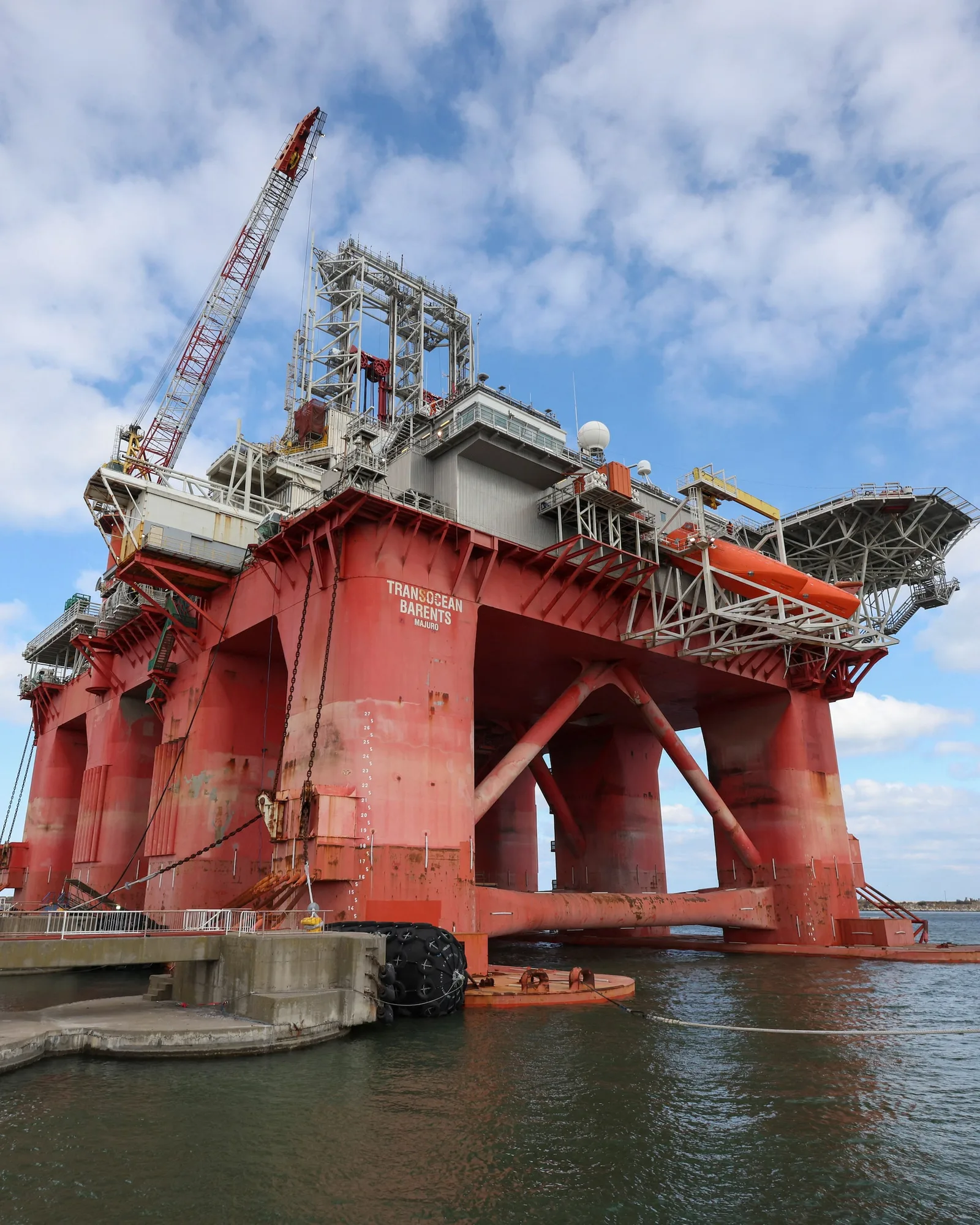 Platformă de foraj în mare, simbol al independenței energetice.