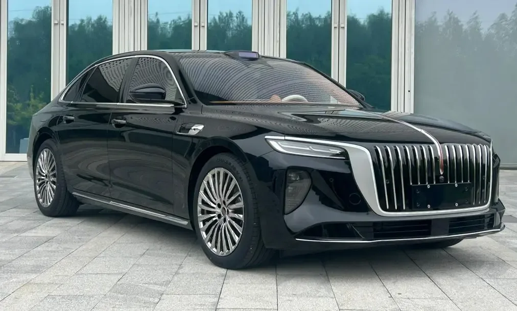 Sedanul Hongqi H9 plug-in hybrid cu design elegant și tehnologie avansată.