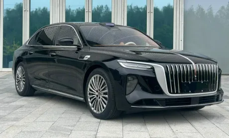 Sedanul Hongqi H9 plug-in hybrid cu design elegant și tehnologie avansată.