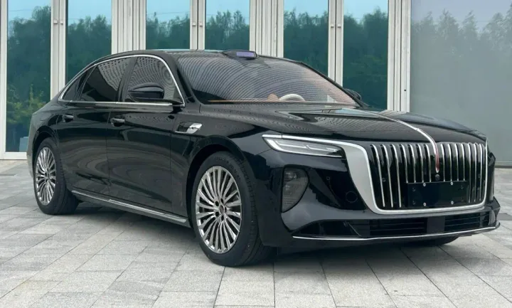 Sedanul Hongqi H9 plug-in hybrid cu design elegant și tehnologie avansată.