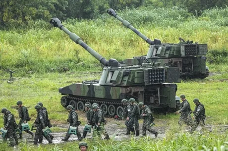 Exercițiu militar în Taiwan cu artilerie și soldați în acțiune.
