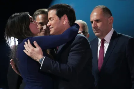 Îmbrățișare între Kimberly Guilfoyle și Marco Rubio la un eveniment.