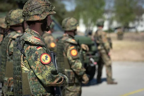 Soldați germani în uniformă, pregătiți pentru exerciții militare.