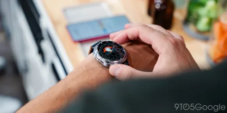 Utilizator verificând datele de sănătate pe un smartwatch Galaxy.