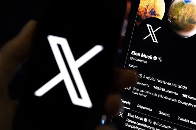 Logo-ul X Money pe un telefon mobil, simbolizând inovația în plățile digitale.