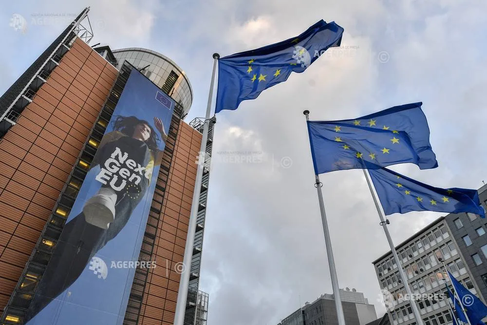 Steaguri ale Uniunii Europene fluturând în fața clădirii Comisiei Europene.