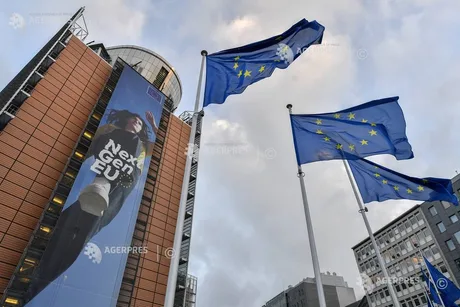 Steaguri ale Uniunii Europene fluturând în fața clădirii Comisiei Europene.