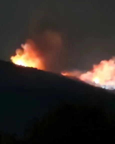 Flăcări mari izbucnite dintr-un depozit de muniție în Bulgaria.