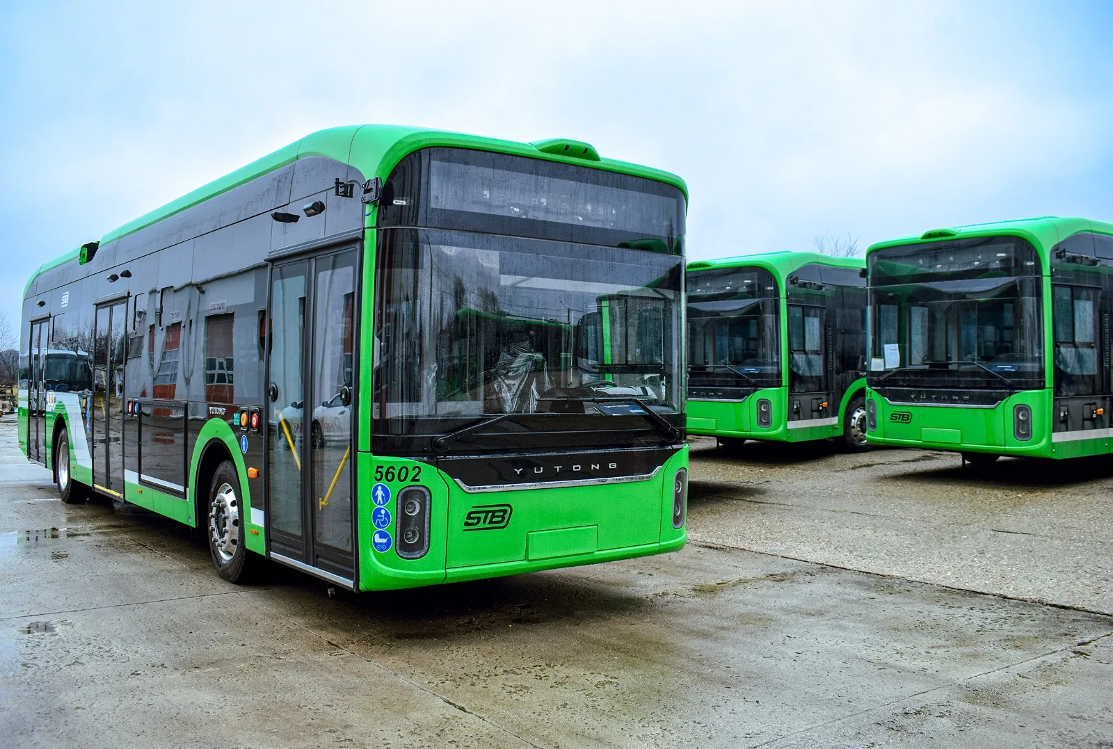 Troleibuzele autonome Yutong, pregătite pentru transportul public din București.