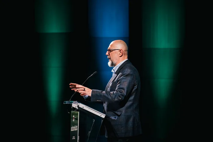 Kelemen Hunor discutând despre Legea salarizării în Parlamentul României.
