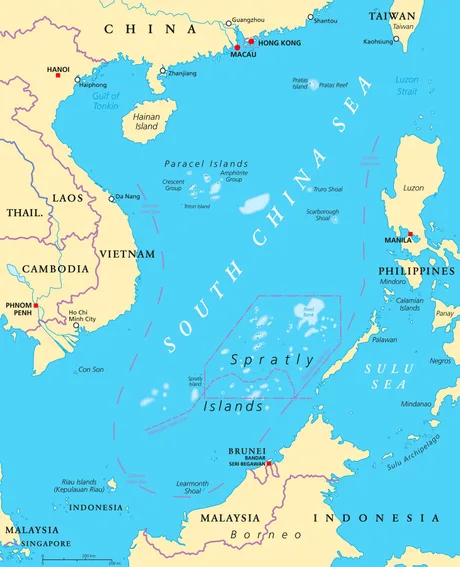 Harta Mării Chinei de Sud, evidențiind zonele disputate și insulele relevante.