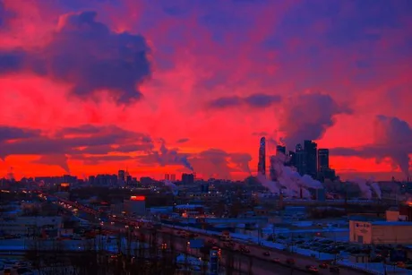Peisaj urban din Moscova la apus, cu nori colorati si fum de la fabrici.