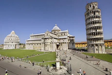 Turnul Înclinat din Pisa rămâne deschis pentru turiști după cutremur.