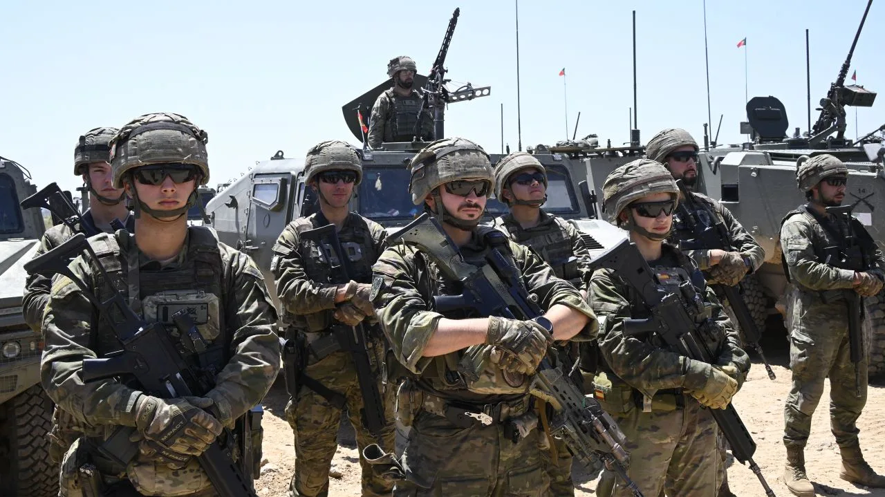 Militari portughezi pregătiți pentru misiuni, echipați corespunzător.
