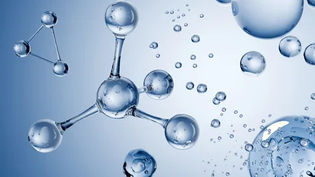 Molecule de apă ilustrând structuri lichide diferite la nivel molecular.