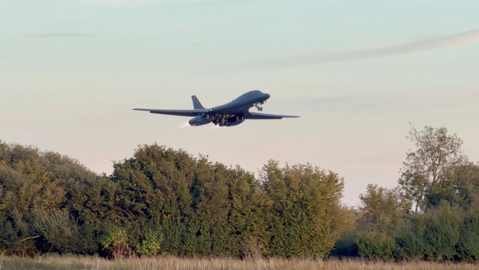 Bombardier american decolând de la baza RAF Fairford în lumina dimineții.