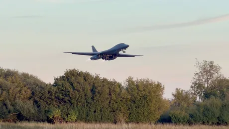 Bombardier american decolând de la baza RAF Fairford în lumina dimineții.