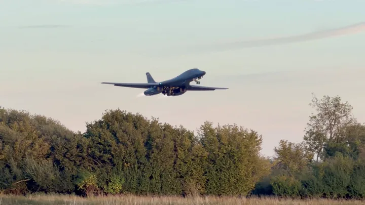 Bombardier american decolând de la baza RAF Fairford în lumina dimineții.