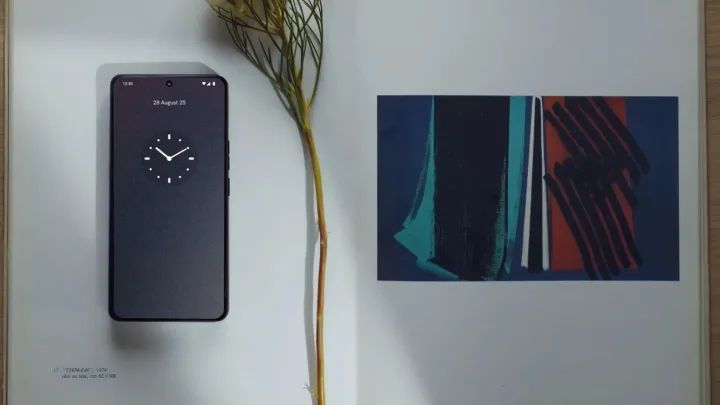 Smartphone-ul MC03, proiectat pentru protecția vieții private, cu design elegant.