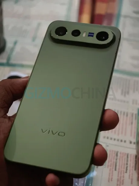 Vivo X300e cu design elegant și camere avansate, pregătit pentru lansare.
