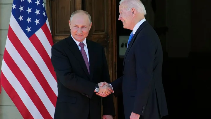 Întâlnire între Biden și Putin, simbolizând tensiunile internaționale.