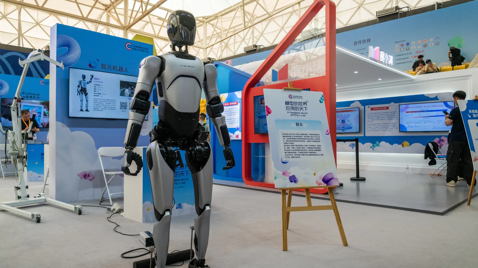 Robot umanoid expus la un eveniment tehnologic din China.