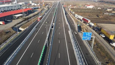 Autostrada cu trafic intens și semne de circulație vizibile.