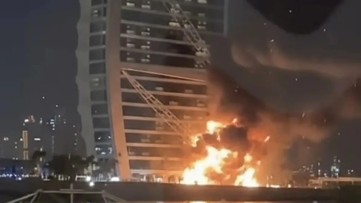 Incendiu în apropierea unui zgârie-nori din Dubai, simbol al instabilității regionale.