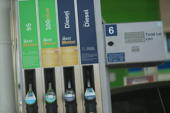 Prețuri reduse la carburanți în stațiile de alimentare din România.