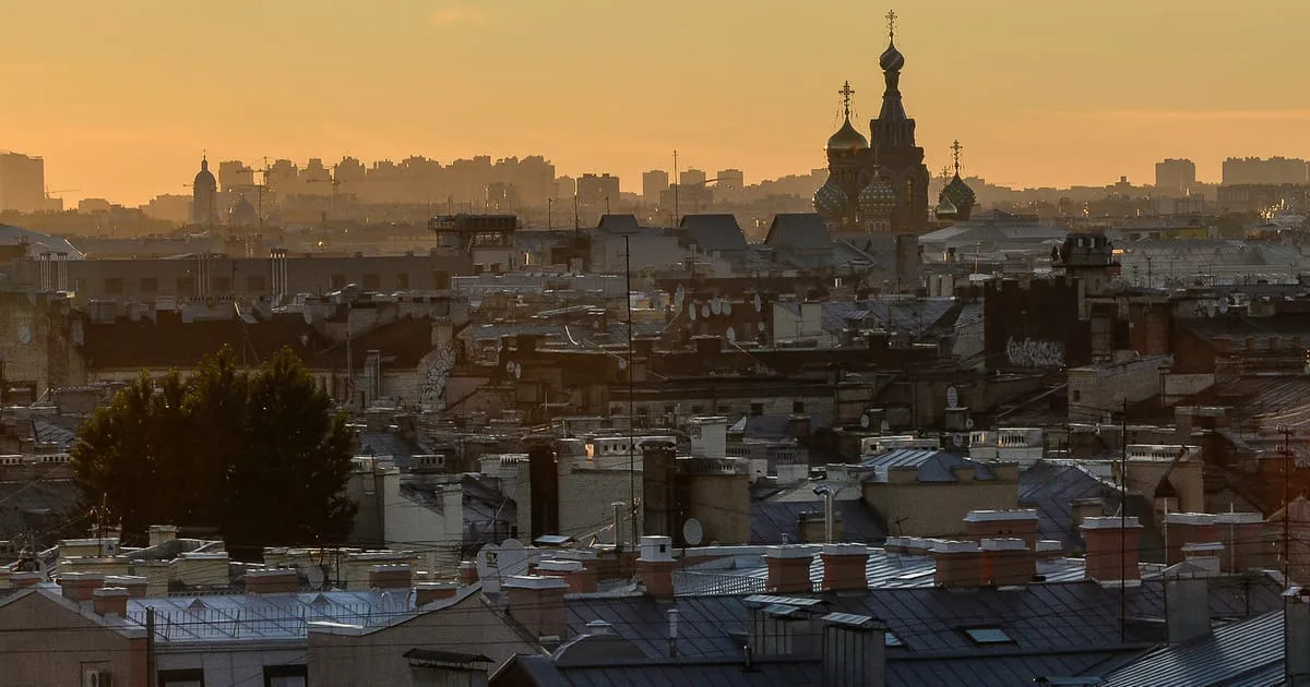 Peisaj urban din Sankt Petersburg la apus, cu clădiri istorice și biserici.