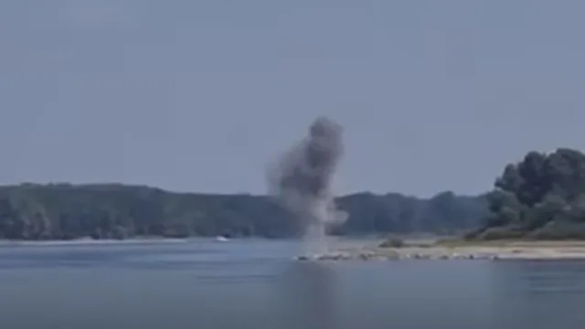 Explozie controlată pe malul Dunării, în cadrul unei intervenții de deviere a cursului.