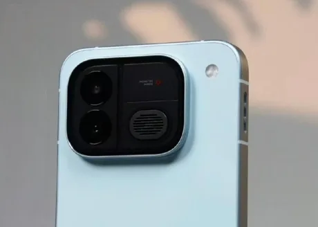 Designul spatelui telefonului iQOO Neo 12 cu ventilator de răcire integrat.