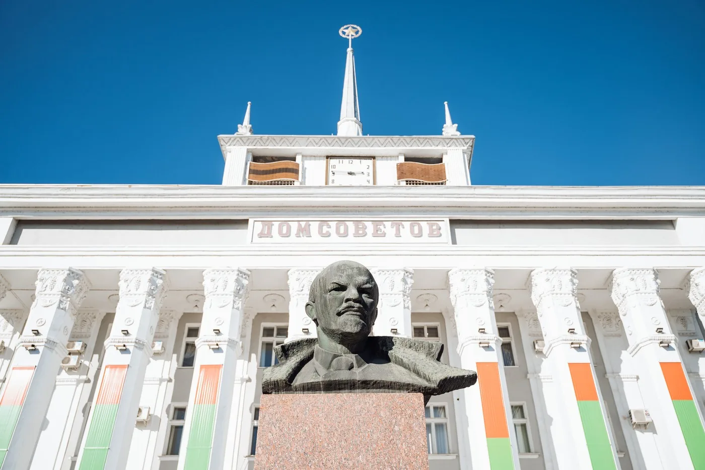 Statuia lui Lenin în fața clădirii guvernamentale din Tiraspol.