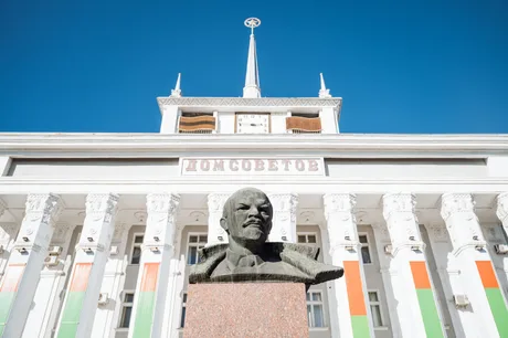 Statuia lui Lenin în fața clădirii guvernamentale din Tiraspol.
