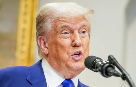 Donald Trump discutând despre situația militară din Orientul Mijlociu.