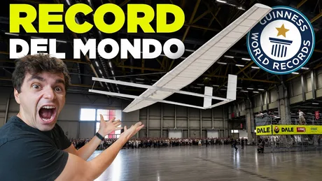 Avion de hârtie gigantic zburând în cadrul unui eveniment la Bologna.