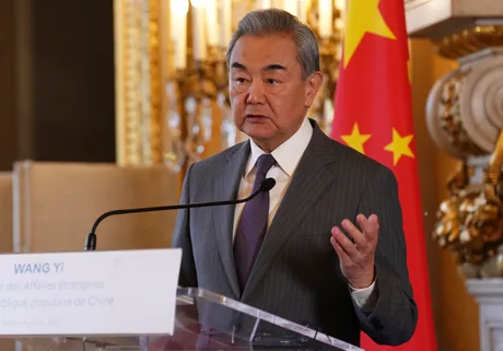 Wang Yi discutând despre medierea conflictului din Orientul Mijlociu.