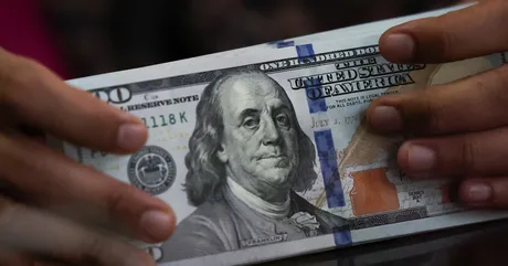 Bancnote de dolari americani, simbol al economiei globale.